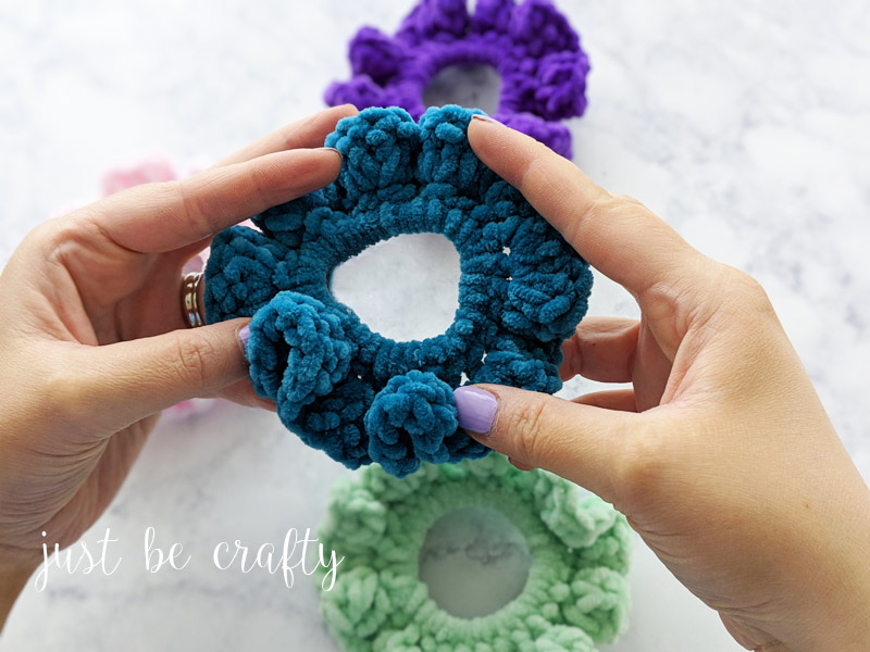 90s Inspired Velvet Scrunchies - Free Crochet Pattern