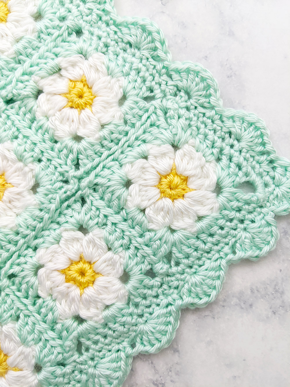 Dainty Daisy Granny Granny Squares: How to Join and add a border!