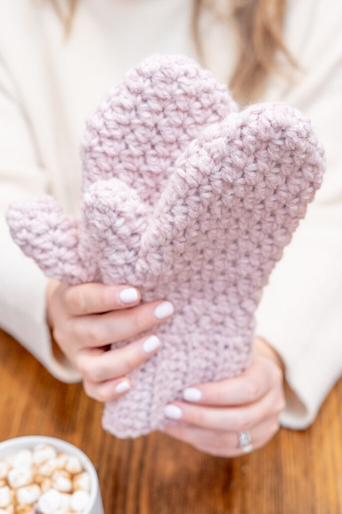 Winter walk crochet mittens pattern